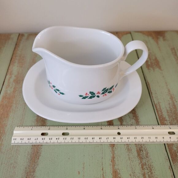 New in Box Vintage Corelle Winter Holly Ceramic Gravy Boat with Underplate - Picture 9 of 16